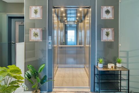 Privát lift közvetlen lakáskapcsolattal az előszobában