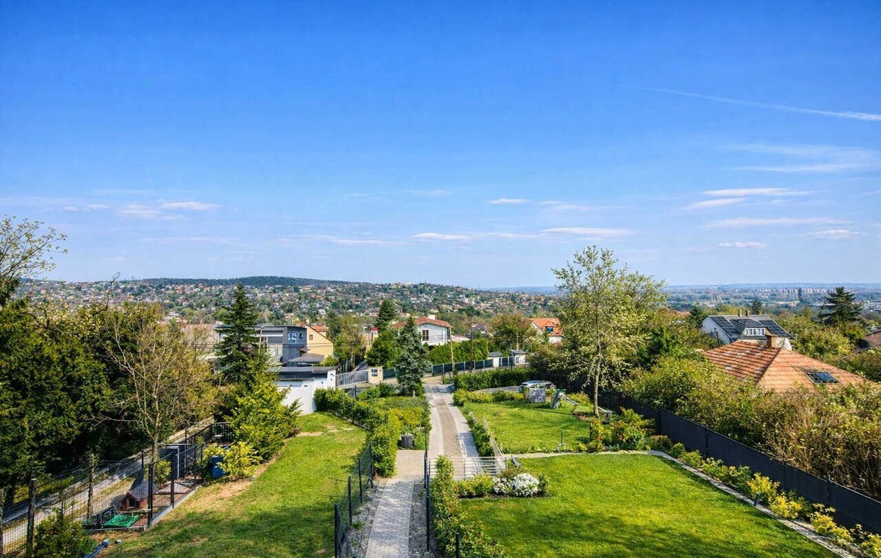 Tágas kert panorámás kilátással
