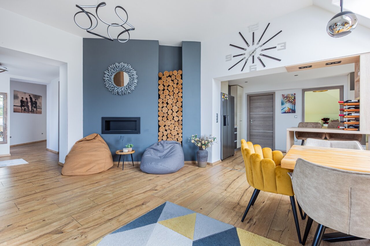 Nappali modern kandallóval és étkezővel
